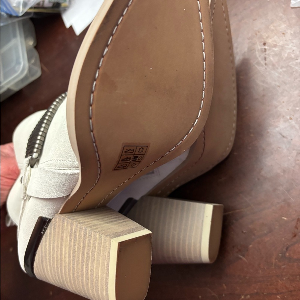 Off white Chelsea suede booties w gun metal ankle accessory size 8.5 Y2K preppy - Picture 6 of 10